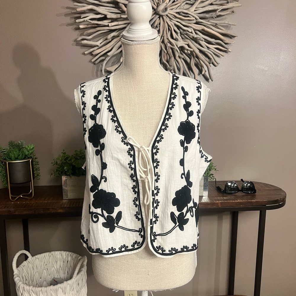 NWT Jennifer & Grace white vest with black embroidered look.
